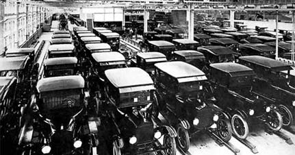 En la foto se ven decenas de antiguos autos Ford T de color negro.