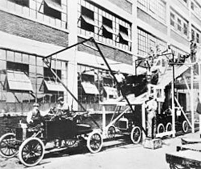La foto muestra maquinaria antigua de la fábrica de autos Ford.