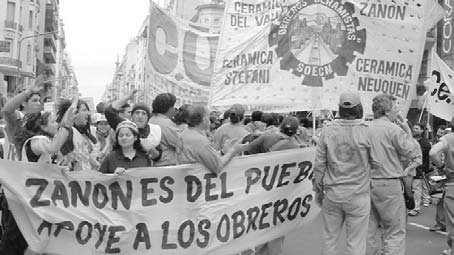 La foto muestra numerosas personas con carteles y banderas de Zanon que participan de una movilización pública