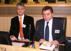Fotografía de Rafael Chaves Ávila y José Luis Monzón Campos sentados frente a un micrófono durante una conferencia.