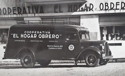 Camión de reparto antiguo, mediados del siglo XX, pintado con el nombre de la cooperativa.