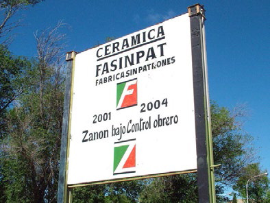 Cartel frente a la fábrica Fasinpat: Dice: Fábrica sin patrones, 2001-2004, Zanon bajo control obrero.